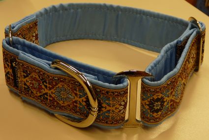 Color real del collar martingale Camelot azul de Mimopets