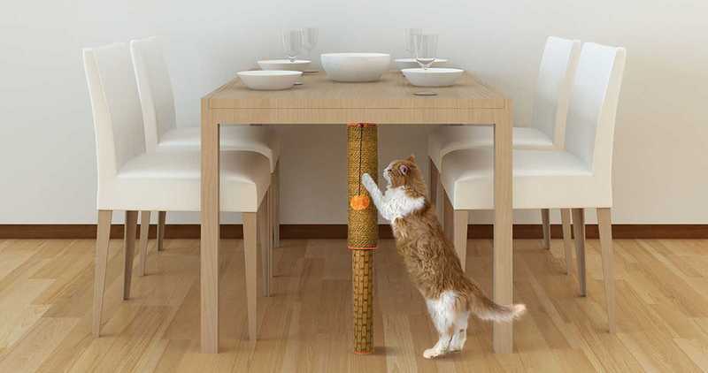 El rascador Cat Pole colocado en una mesa de comedor