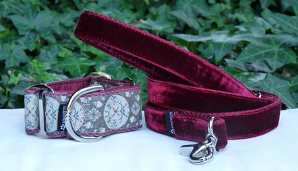 Correa de terciopelo granate junto al collar martingale María Antonieta