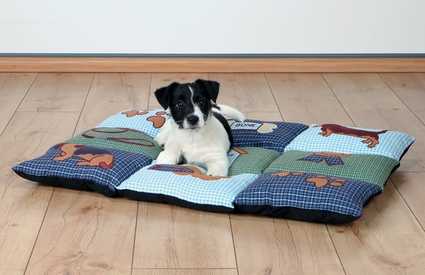 Un cachorro sobre la manta patchwork para perros y gatos de Trixie